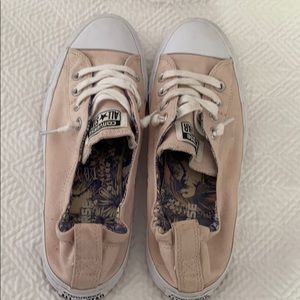 Pink converse size 9. Good condition.